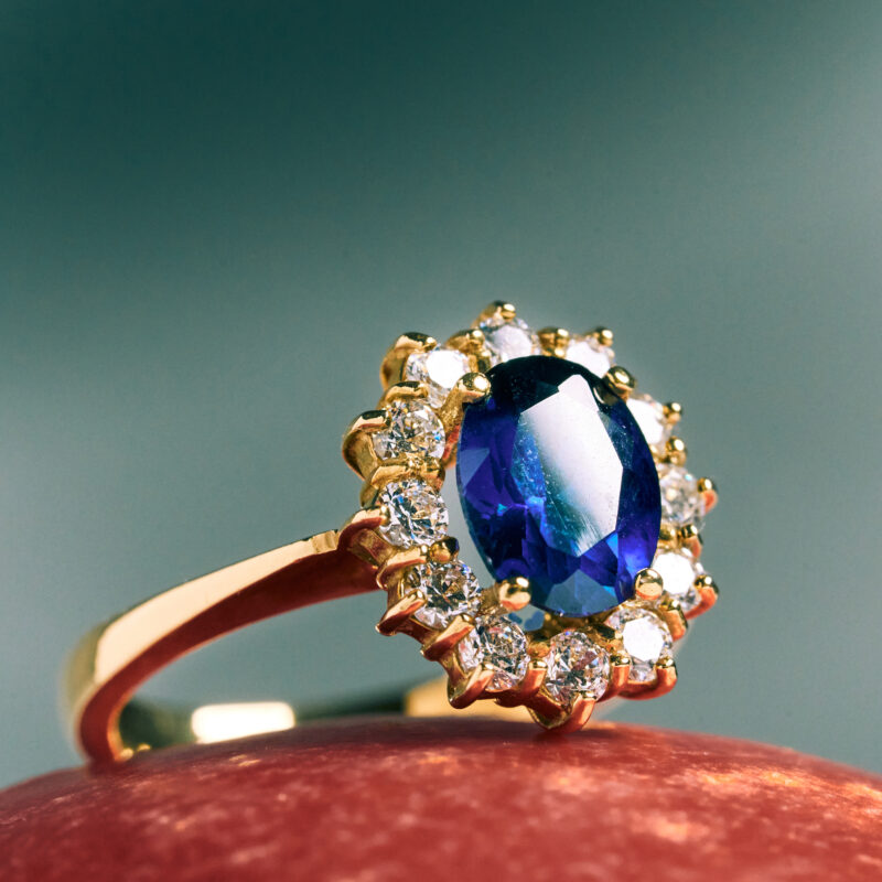 Anello In Oro Giallo Con Zaffiro Sintetico E Zirconi