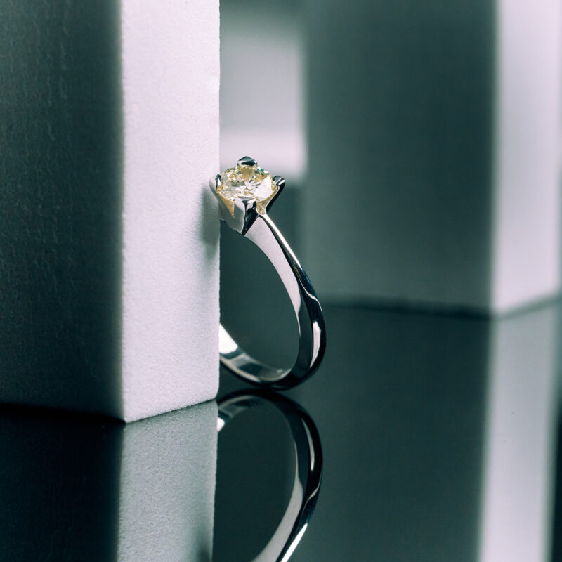 Anello Solitario "Pure Light" In Oro Bianco E Diamante