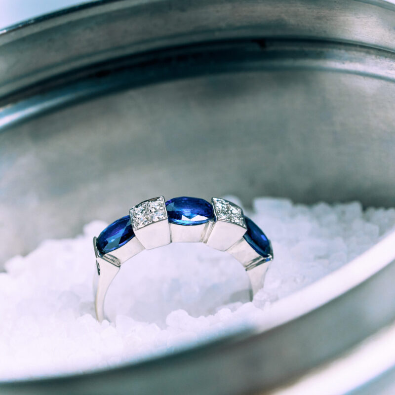 Anello In Oro Bianco Con Zaffiri E Diamanti