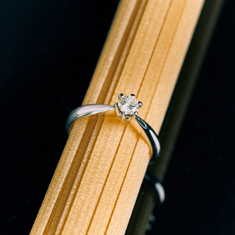 Anello Solitario In Oro Bianco Con Diamante a 6 Punte