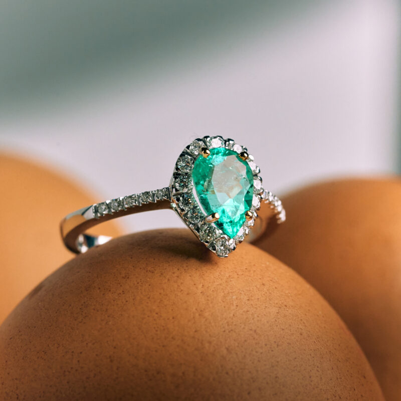 Anello "Goccia Di Luce" In Oro Bianco, Smeraldo E Diamanti