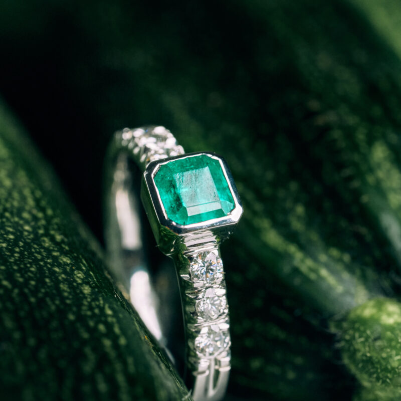 Anello In Oro Bianco Con Smeraldo E Diamanti