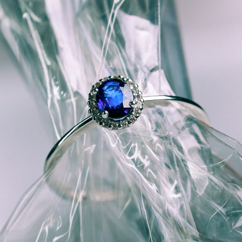 Anello Halo In Oro Bianco Con Zaffiro Blu e Diamanti